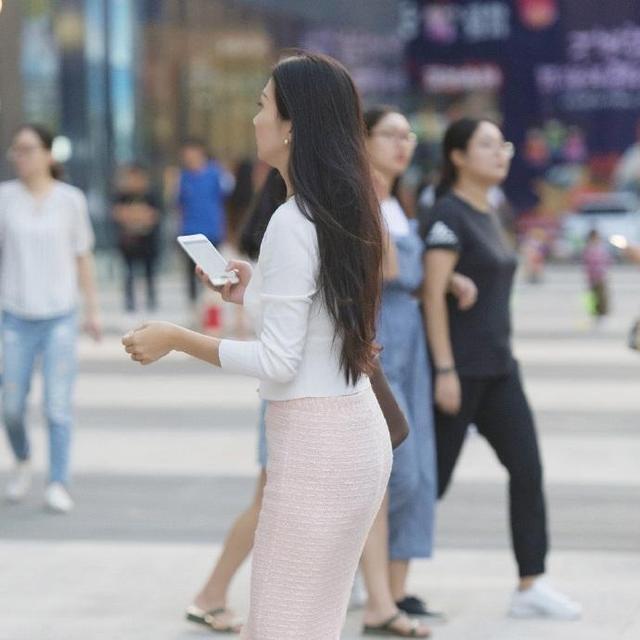 裙子|街拍小姐姐的穿搭非常少女,果然还是粉色的裙子最好看哦