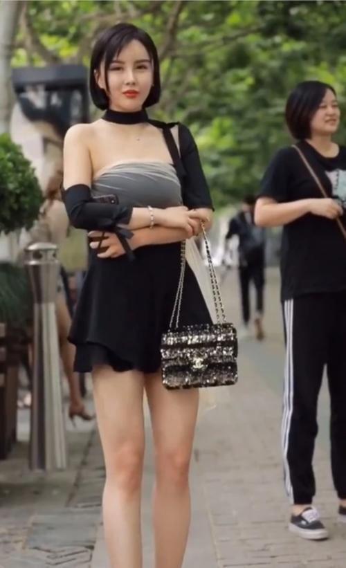 小姐姐|街拍：高冷范小姐姐，你的气质与她只差穿搭，裹胸短裙尽显气质