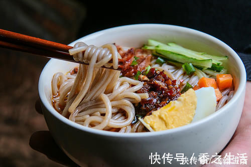 血糖升高|糖尿病人早餐吃什么这3种早餐千万不能碰,直接导致血糖爆表