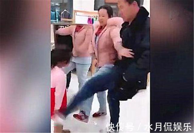 家长|因不给买娃娃,5岁女儿在商场连踹妈妈三脚,爸爸的反应太霸气!