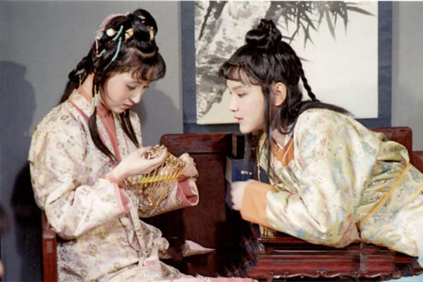 宝玉#元春支持薛宝钗的金玉良缘,却赐给她2串红麝香串:贾家绝后隐秘