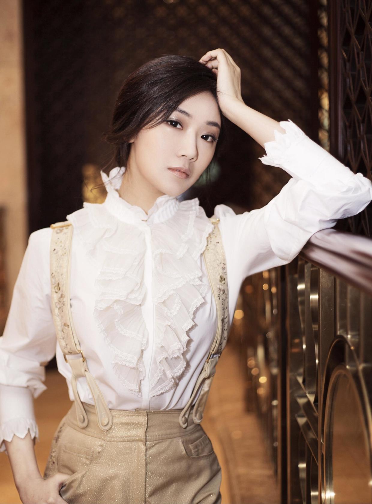 菅纫姿不愧是气质丽人,黑色露肩上衣配阔腿裤潇洒随性,舒适洋气