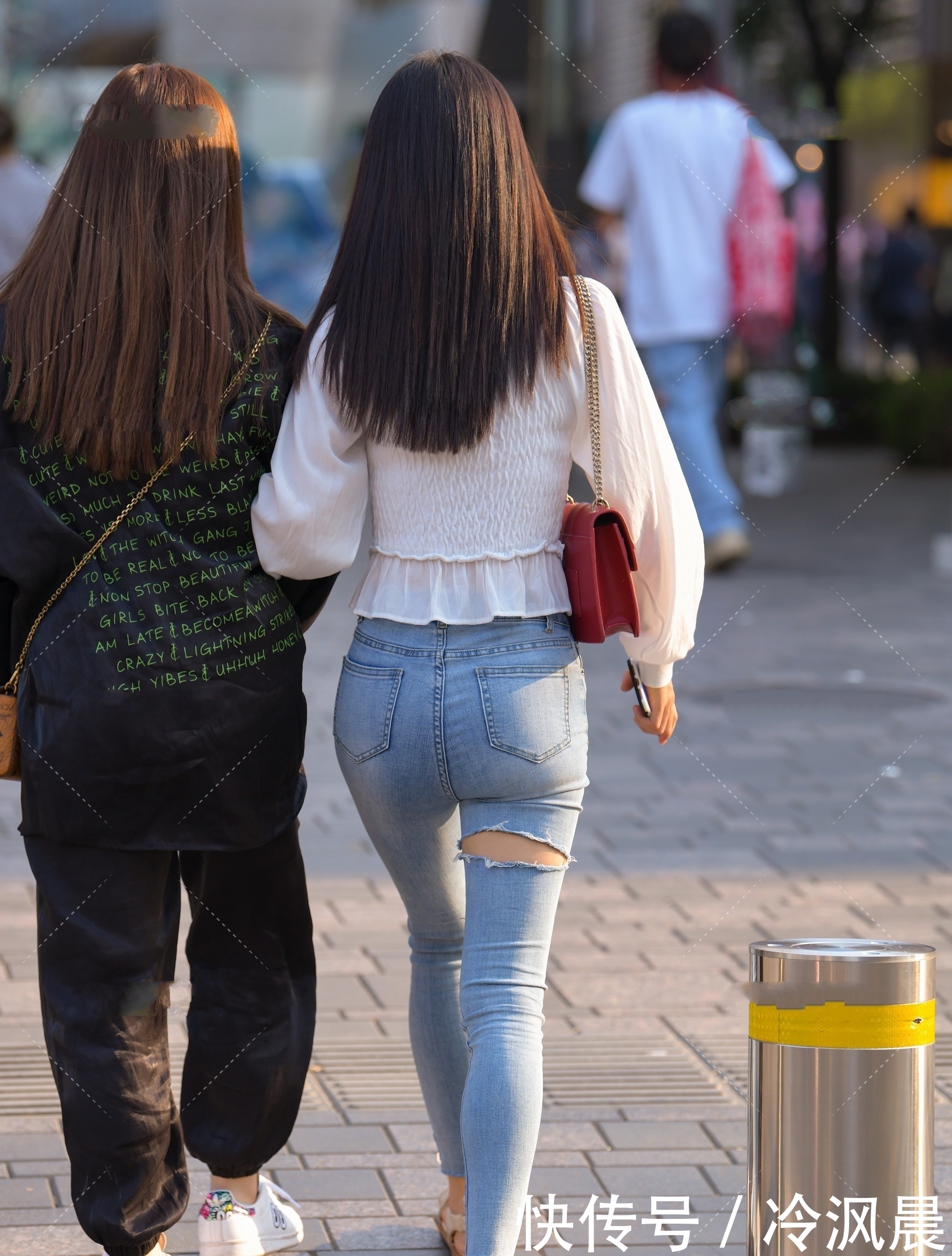 穿着|白色方领雪纺衫,初秋穿着正合适,搭配牛仔裤简单大方