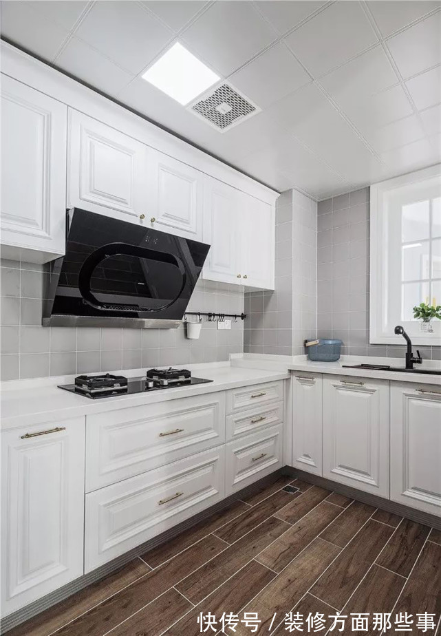 卡座|100平美式风三居室，卡座与餐边柜一体式设计颜值很高