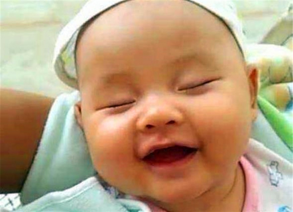 新生|新生儿出生后,死死抓住医生手术服不撒手,看到照片网友萌翻