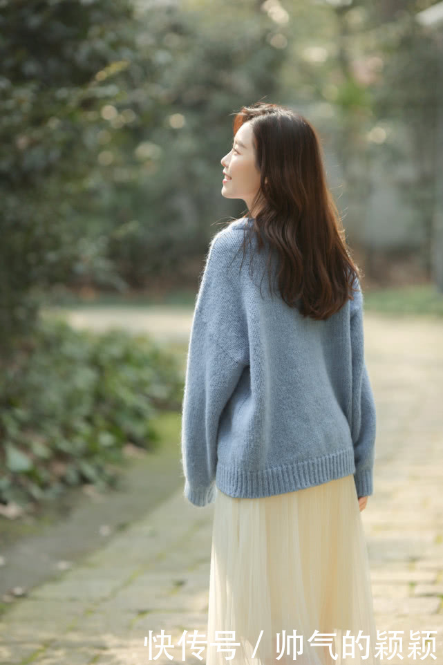 毛衣搭配半身裙,一样会很漂亮