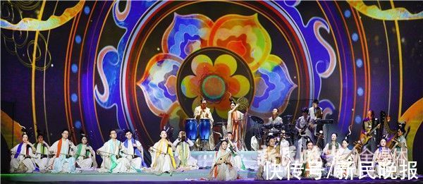 花样游泳&花游天团游进“国风港湾”，还和唢呐演奏家比起了肺活量