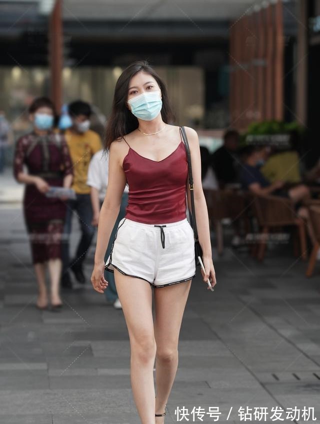 吊带衫 清凉的白色短裤装，搭配枣红色吊带衫，时尚大方又清新靓丽！