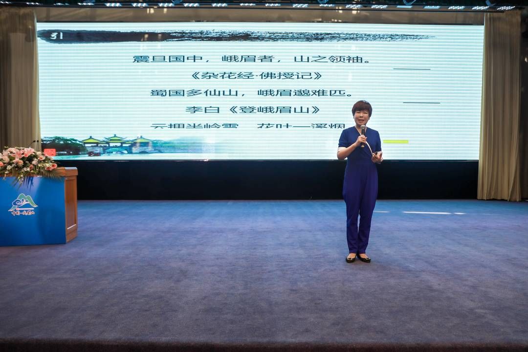 余光中|于丹峨眉山“重逢”李白，“文化大讲堂”带来跨越千年的乡愁