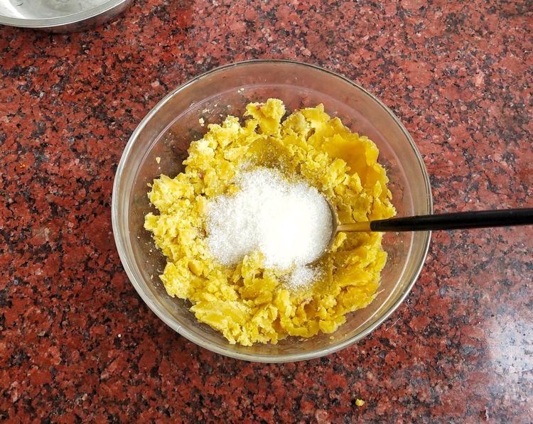 红薯别煮了，加入糯米粉，做成香甜软糯的红薯饼，味道真好