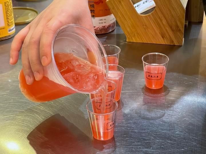 吧台|工位边上就是奶茶吧台，每天都有“喝不完”的奶茶！茶饮研发师到底有多爽？