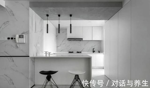 孔雀绿|都市女性的家,98㎡黑白灰中穿插孔雀绿和淡粉色,成熟又少女!