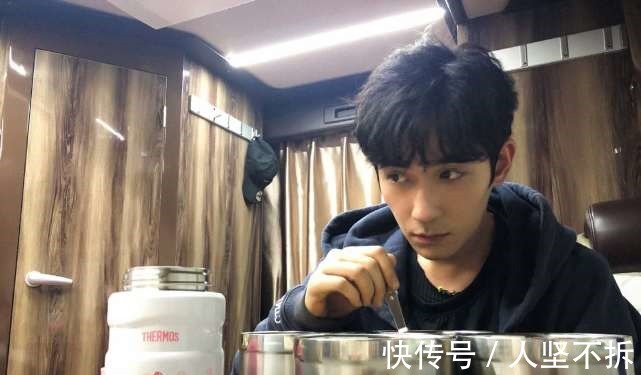 朱一龙春晚单手转球18秒，台下上厕所都在练习，表示感谢李易峰！