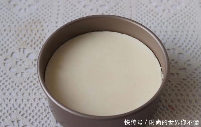 这蛋糕用酸奶和牛奶就能做,免蒸烤,入口即化,好吃不上火