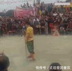 |搞笑GIF： 请原谅我不厚道的笑了 吃饭的时候最好不要看