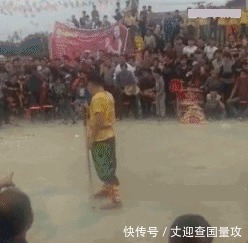 |搞笑GIF: 请原谅我不厚道的笑了 吃饭的时候最好不要看