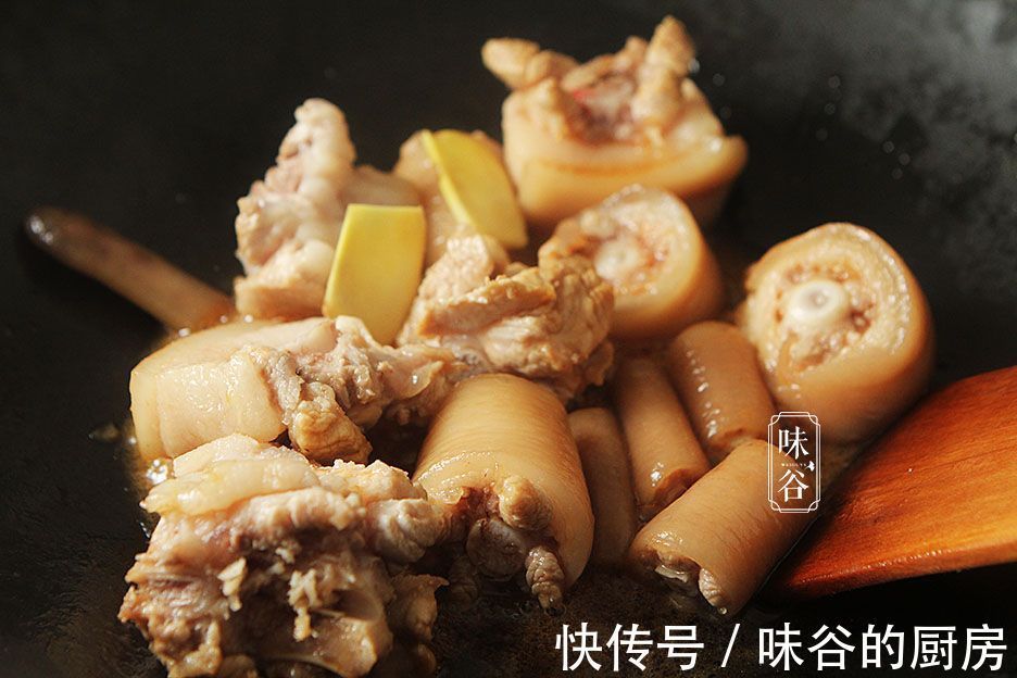 猪身上最美味的部位,和花生一起焖,鲜香营养,女人下饭男人下酒