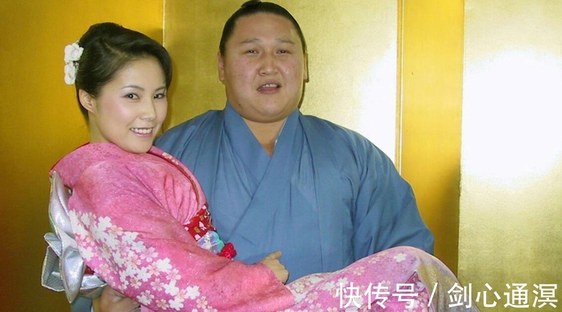 无人知晓|800斤相扑手娶90斤女模特，婚后因太胖离世，娇妻获5000万家产