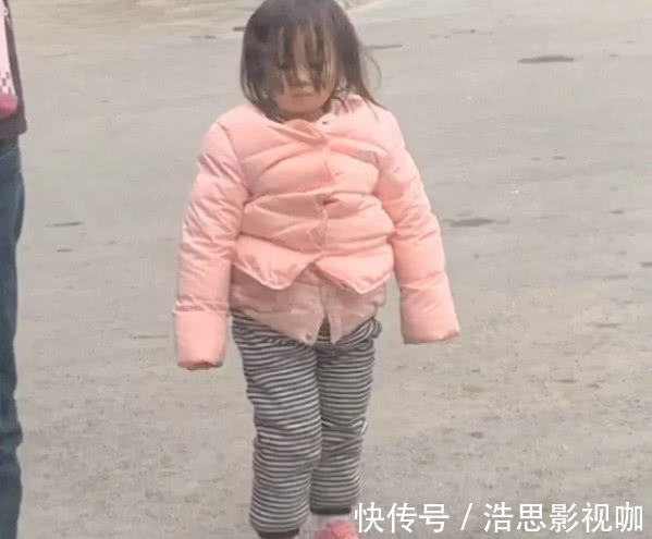 宝妈|“邋遢奶爸”带娃出门火了,不知所措的萌娃在风中凌乱了发丝