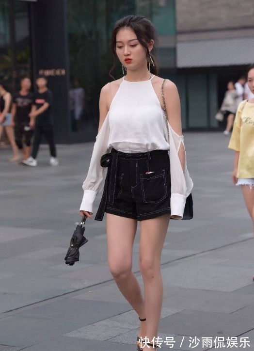 小姐姐|老六街拍集牛仔短裤小姐姐优雅的气质,成为人群中的焦点