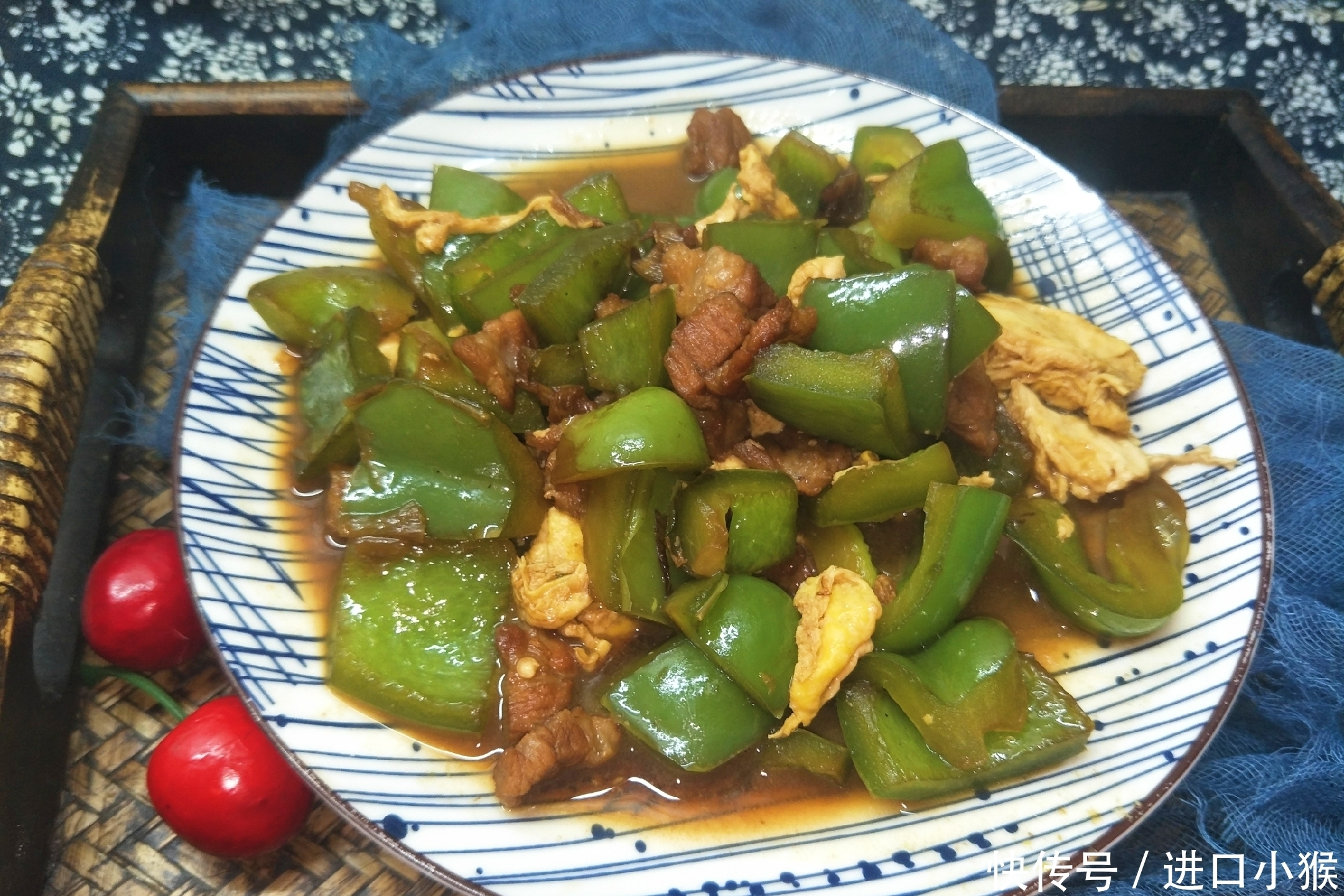 鸡蛋|炒青椒时，加入2样配菜，青椒口感更香嫩，家人更爱吃