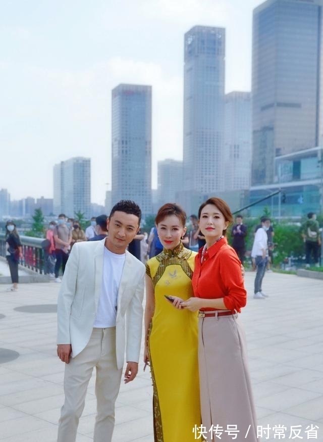 央视主持也曾尬舞群魔乱舞：撒贝宁跳得像老干部，小尼姿势像举重