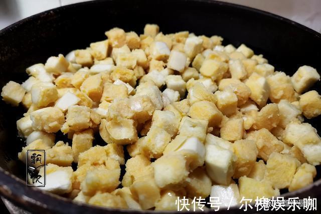 馒头丁|3元钱解决一顿美味早餐,兜里没钱也不用饿肚子,满满一盘吃得饱