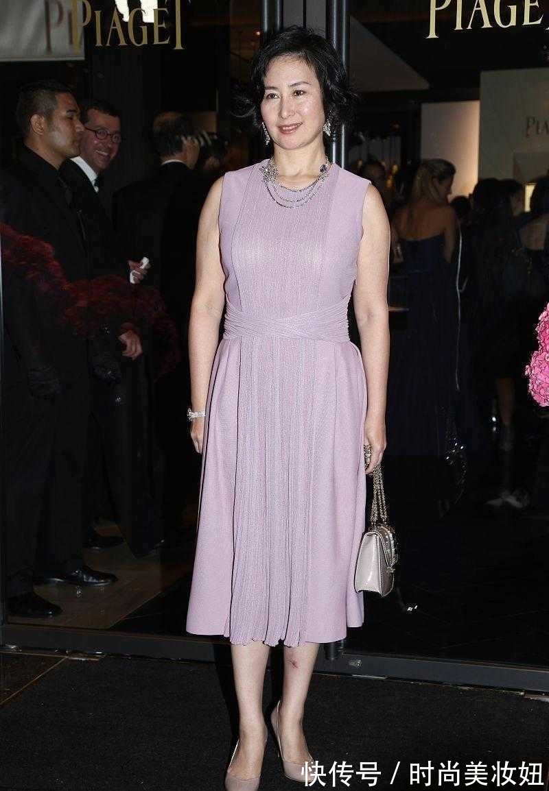 连衣裙|何超琼骨子里的“贵气”,穿浅紫色裙高贵优雅,一般人装不出来