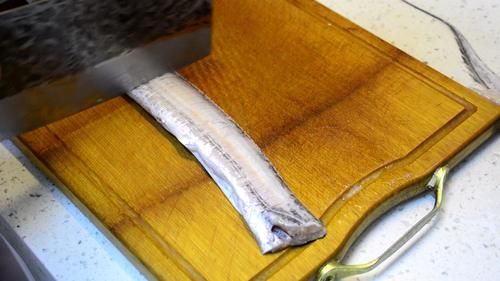  过年炸带鱼，记住“3放2不放”，带鱼鲜香无腥味，金黄酥脆