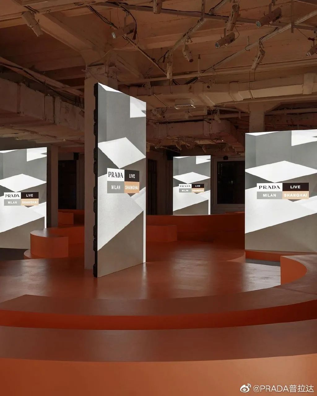 贺聪贺智米兰上海同台走秀,还是同一套|T型台 | 秀场