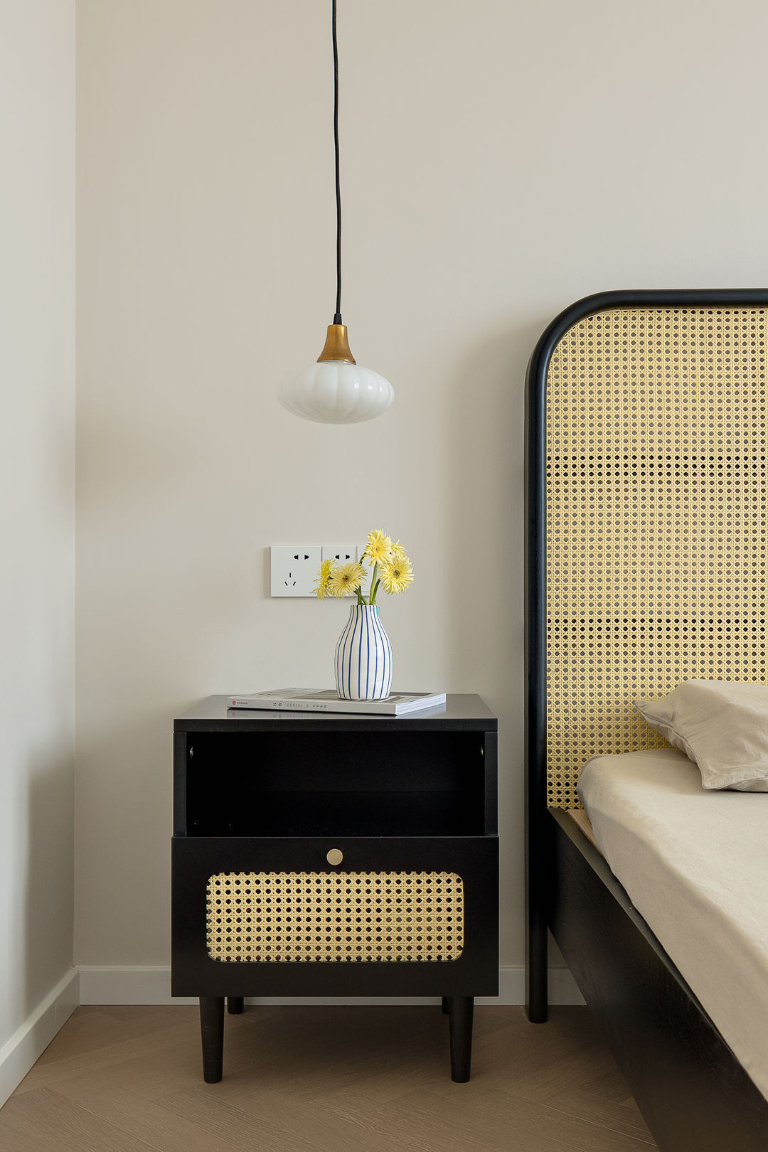 玻璃窗|他家仅60㎡,却通过6处“神设计”让空间倍增,实用性不输大户型