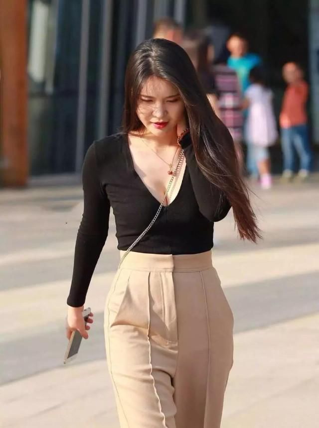 贵妇出门裤子选的太宽松,却依旧遮不住其优雅迷人的魅力气质