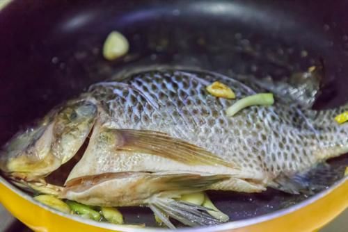 煎鱼，原来不能直接下锅，牢记2个窍门，不破皮不粘锅，也不溅油