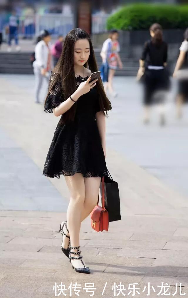 街拍美女一字肩的黑色连衣裙搭配黑色的尖头高跟鞋,看上去更时尚