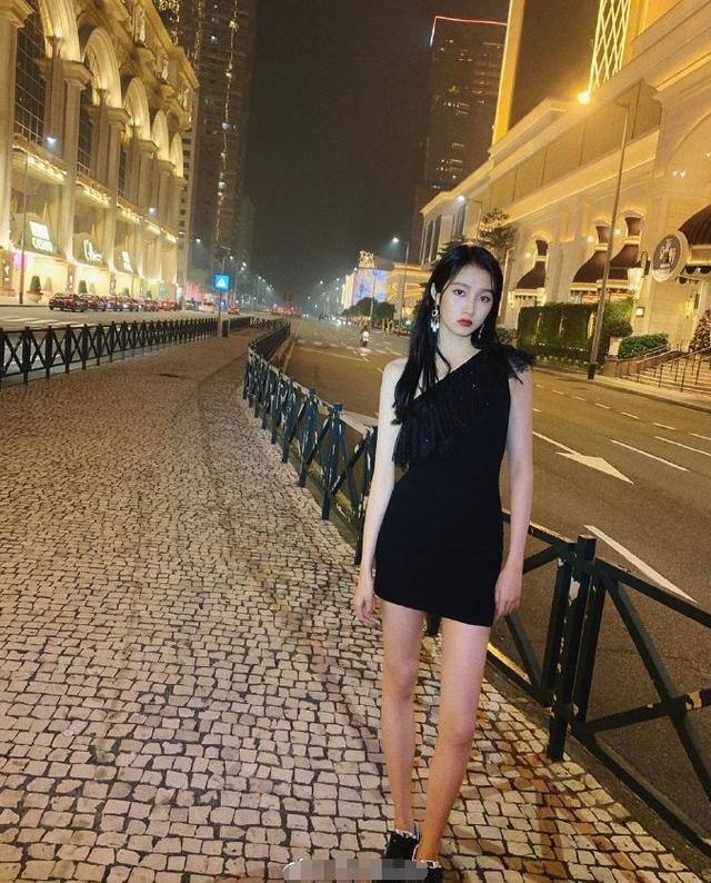 女明星圣诞节不消停, 穿上万超短裙街头拍照, 好像人间芭比娃娃