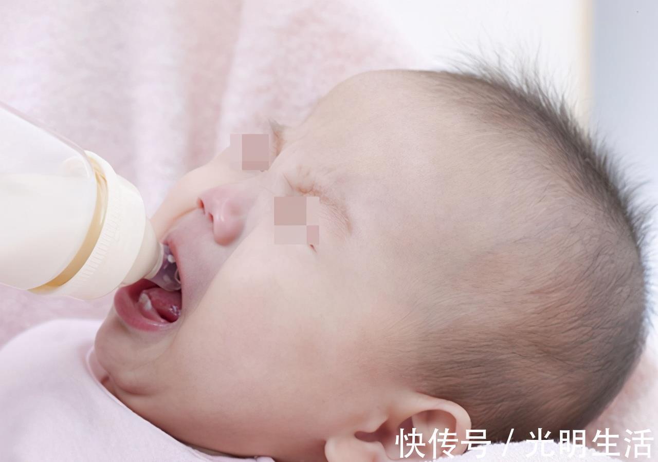 宝宝|宝宝吃母乳时三心二意,小动作还多?宝妈别生气,是他到了厌奶期