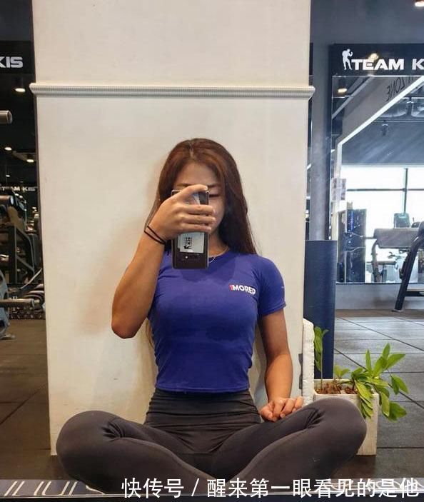 女子|女子非常热爱健身, 马甲线身材被赞美, 只是下半身有点显腿粗!