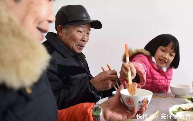 长辈|爷爷逗孙子不叫爷爷就别来,4岁孩子的回答,让老人红了眼眶