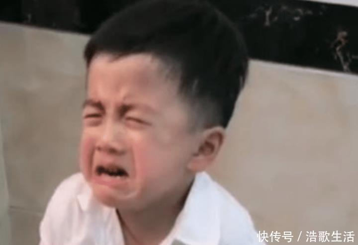 工具|萌娃给爸爸搓澡被赶出，哭着亮出搓澡工具后，网友：绝对是亲生的