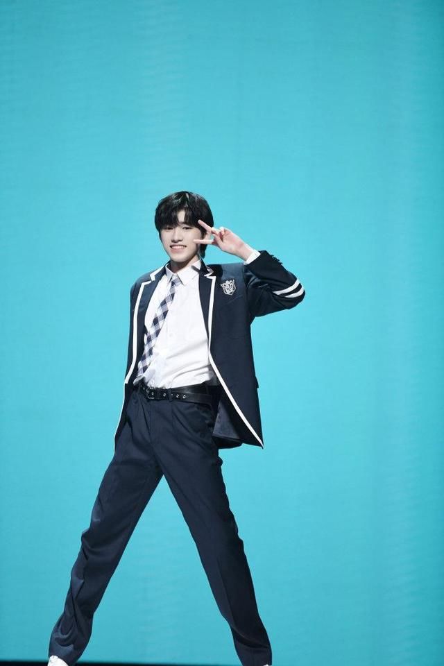 宋亚轩被惩罚淋水后，王牌家族无一人关心，只有黄晓明为其拿毛巾