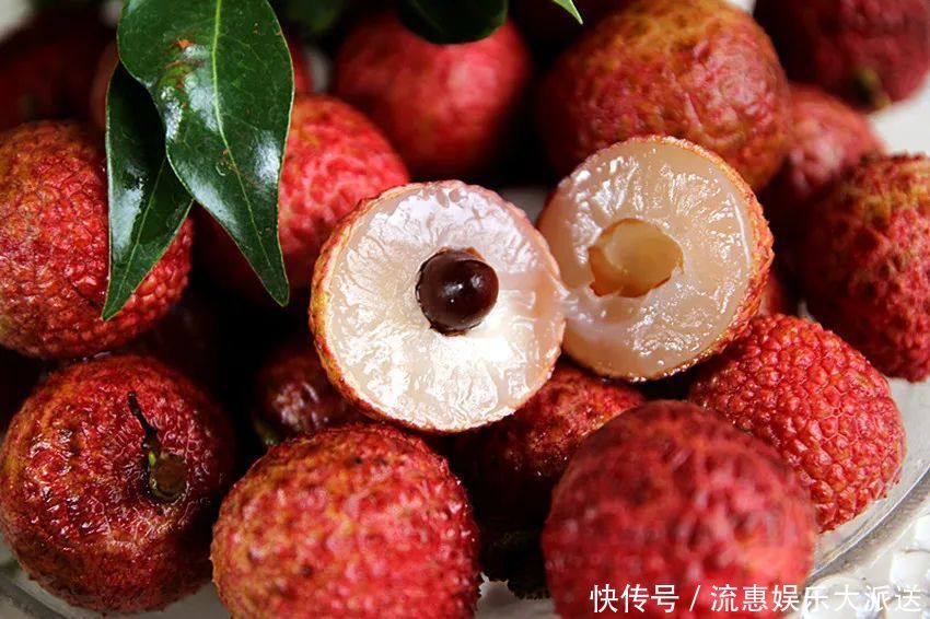  吃荔枝|剥荔枝时轻轻一按，荔枝壳自动打开，不脏手还省事