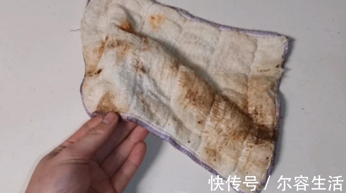 洗毛巾，只需水中撒一点，不管多脏多旧的毛巾，洗出来干净又柔软