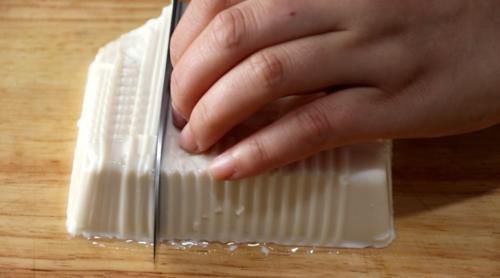 皮蛋豆腐别只会凉拌，这样做成汤羹，细腻爽滑，营养又美味