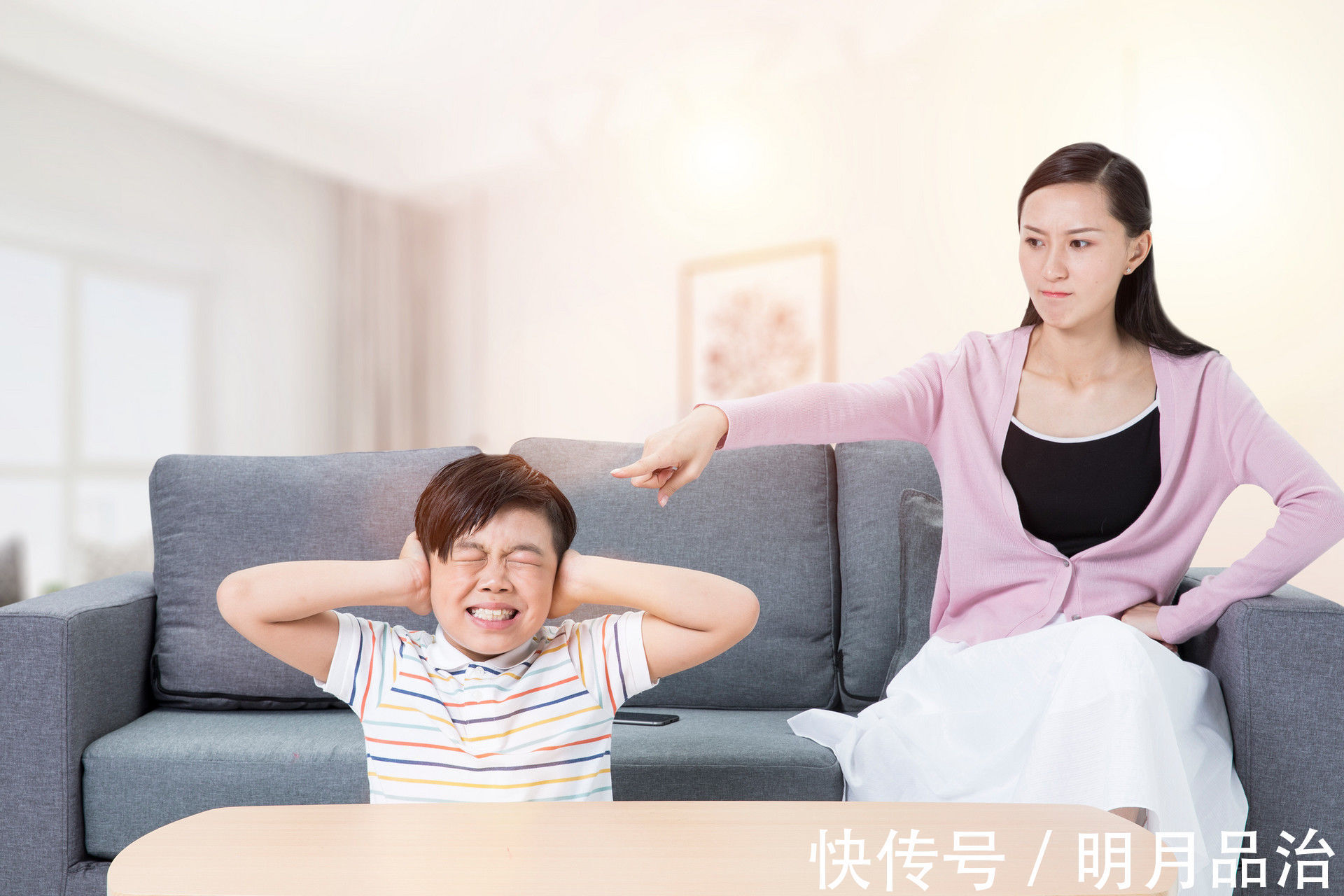 心理|孩子挨打时,若有三种反应,暗示心理已出问题,父母不停手很危险