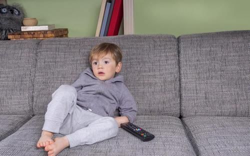 美国儿科学会|“看电视”和“不看电视”的孩子,这3个差距很明显,家长要重视