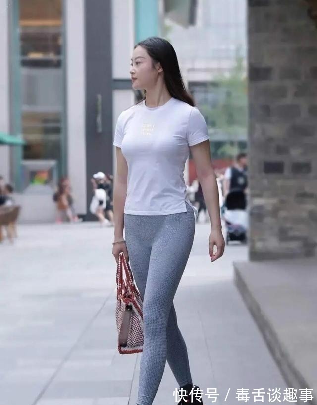美女 打底裤“俗气”?不存在的,时髦又显瘦,30岁女人穿了都说好