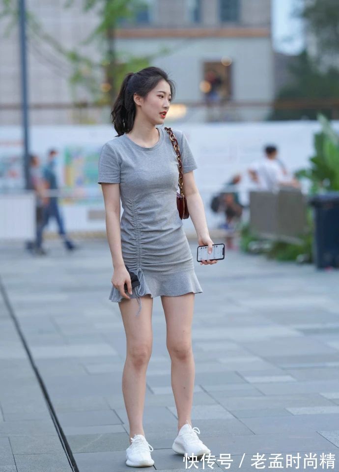 灰色裙子|街拍:穿灰色裙子的时尚女生