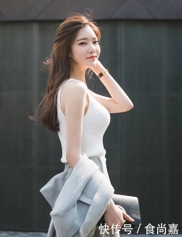 街拍:成熟韵味有魅力的妹子,丰腴有致,风景再美,也美不过你!