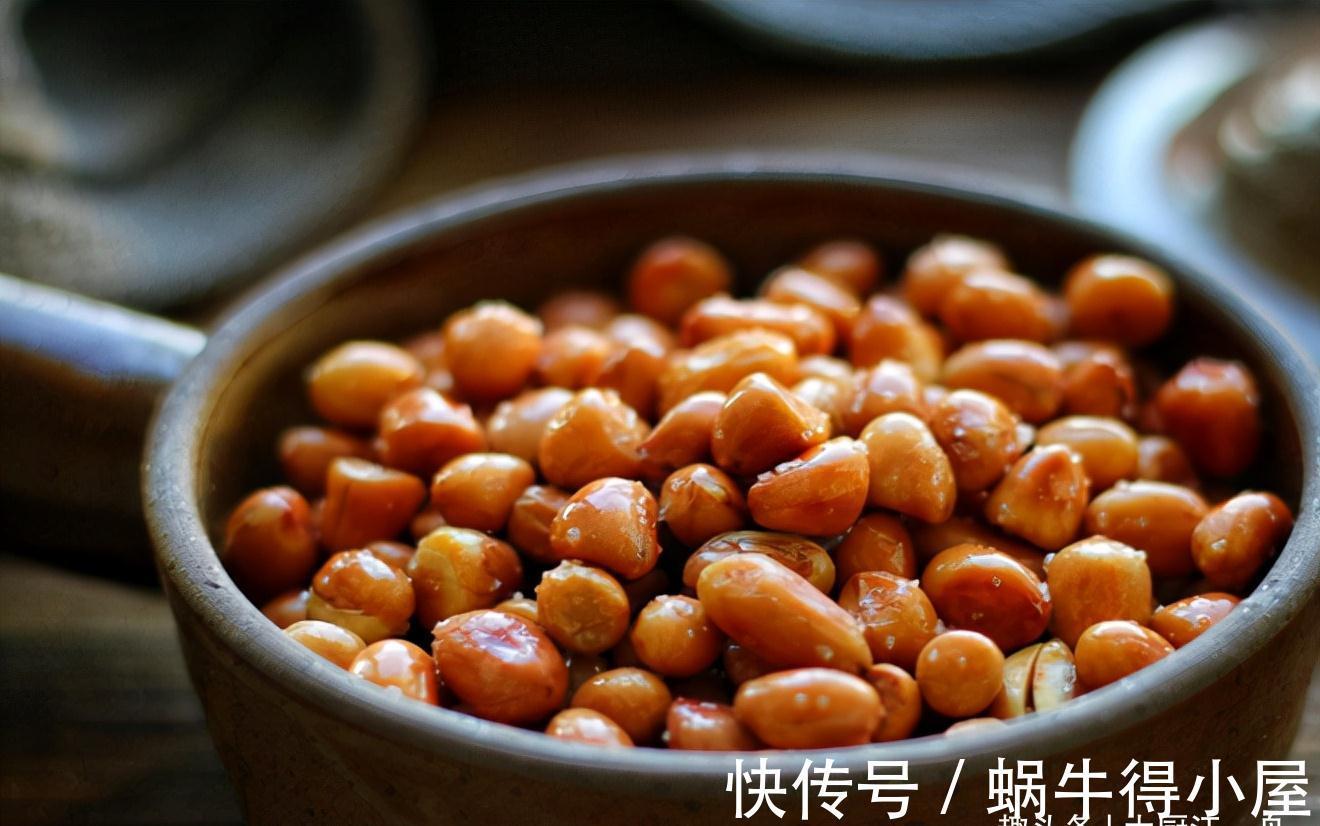 油炸花生米,先下锅炸就错了!难怪不酥脆,教你正确做法