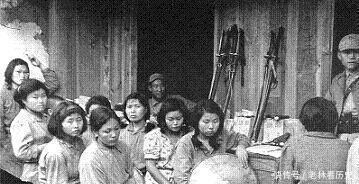 坐在|她17岁被日军抓到破烂不堪的场所，坐在特殊椅子上，受尽了折磨